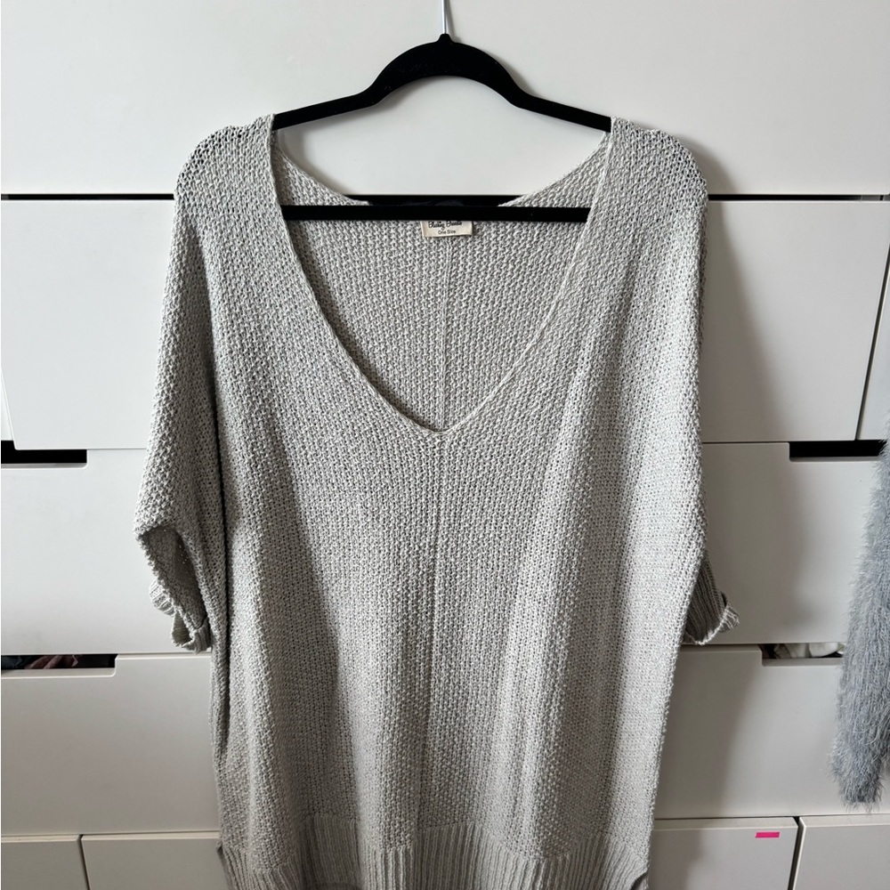 Elegant Light Gray V-Neck Sweater